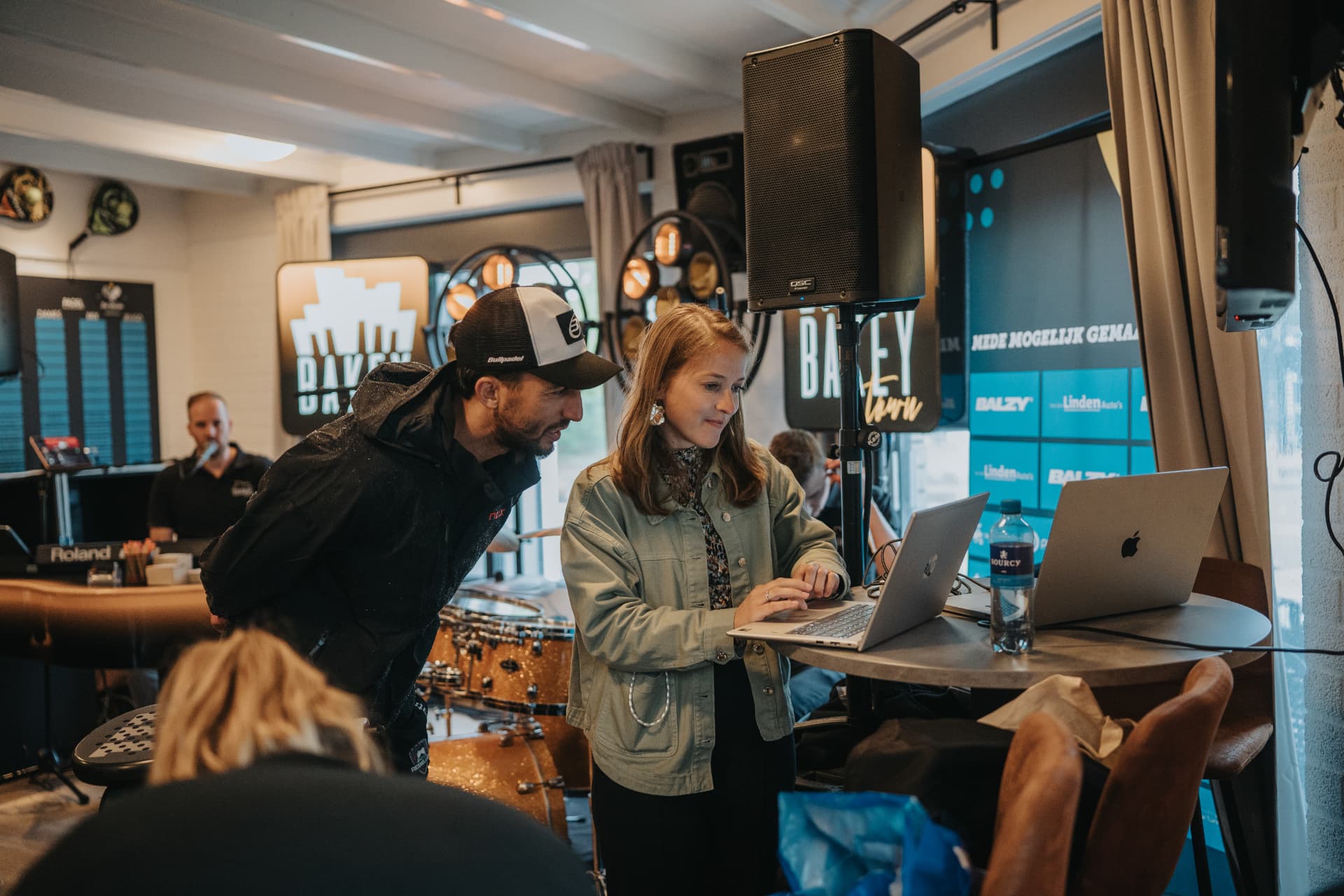 Organisatie werkt achter laptops aan het speelschema in het clubhuis