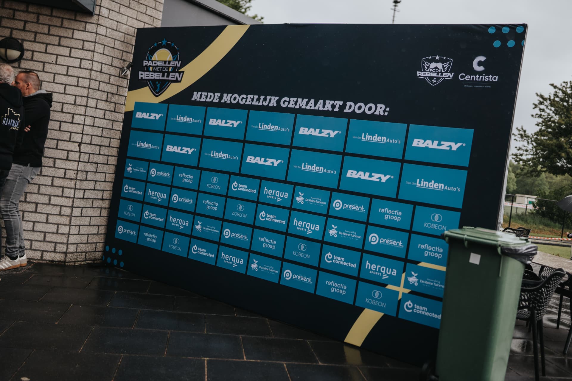 Sponsorwand met de logo's van alle partners van het event