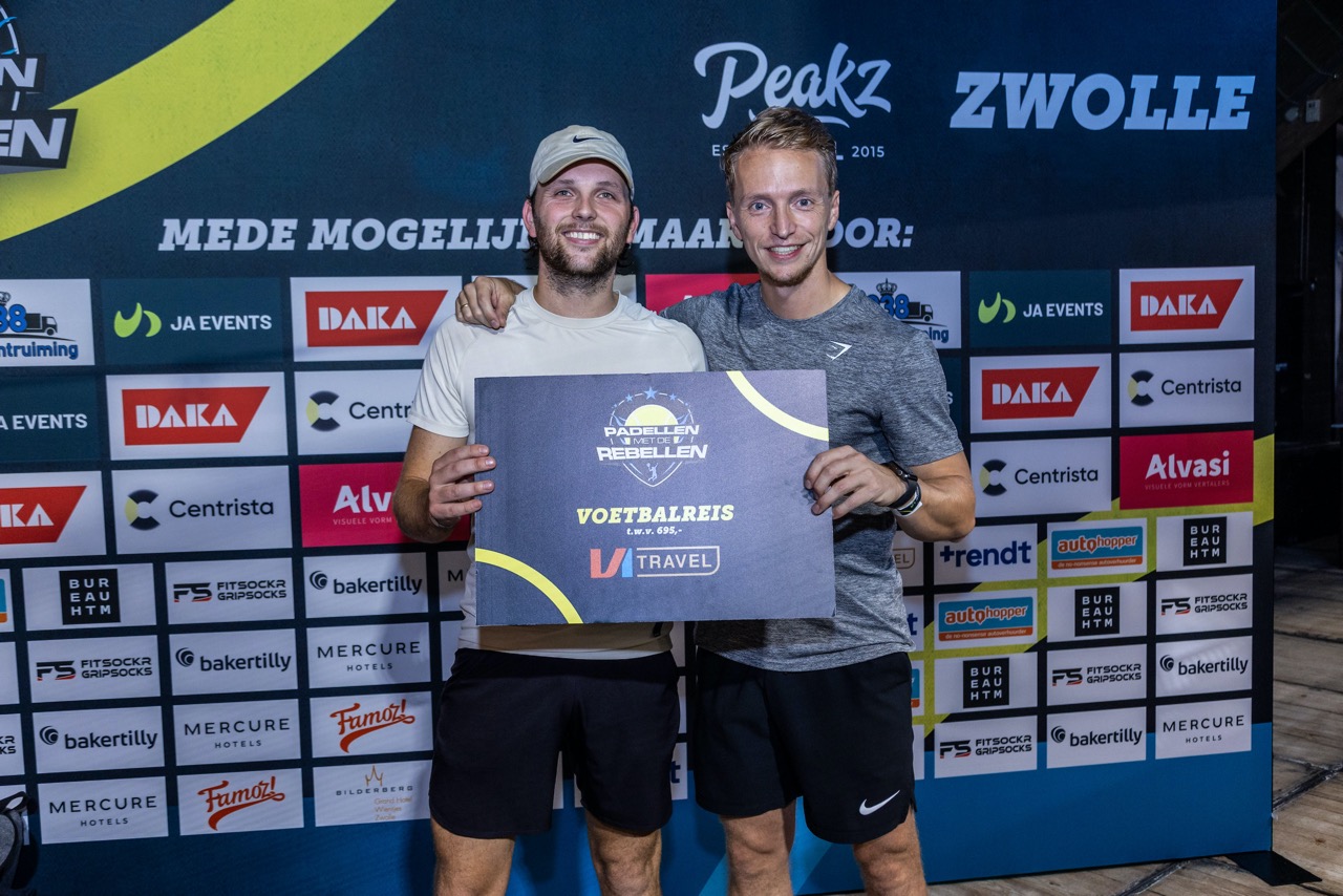 Winnaars met hun prijs voor het sponsorbord in Zwolle