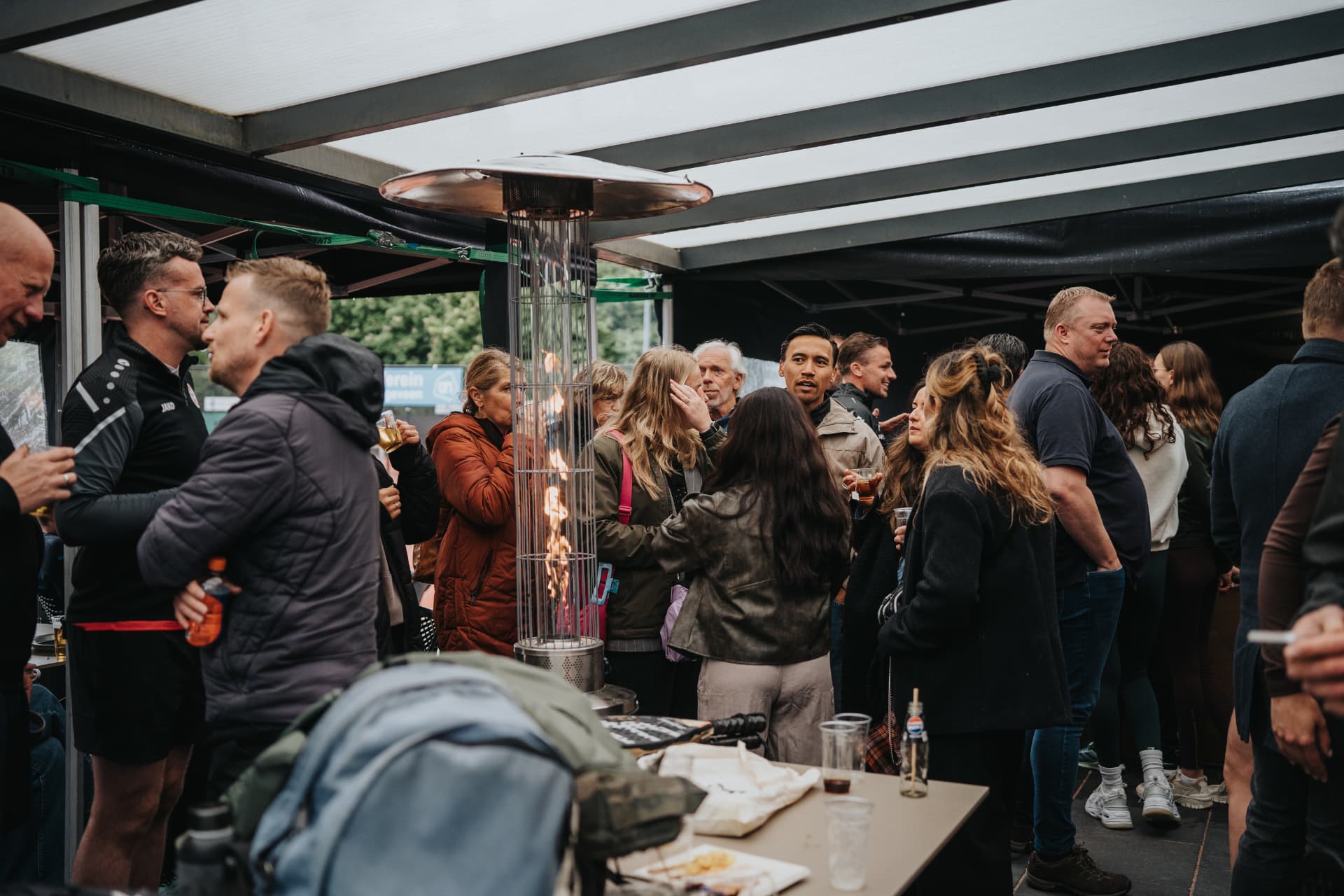 Deelnemers napraten tijdens de borrel in Hoogeveen
