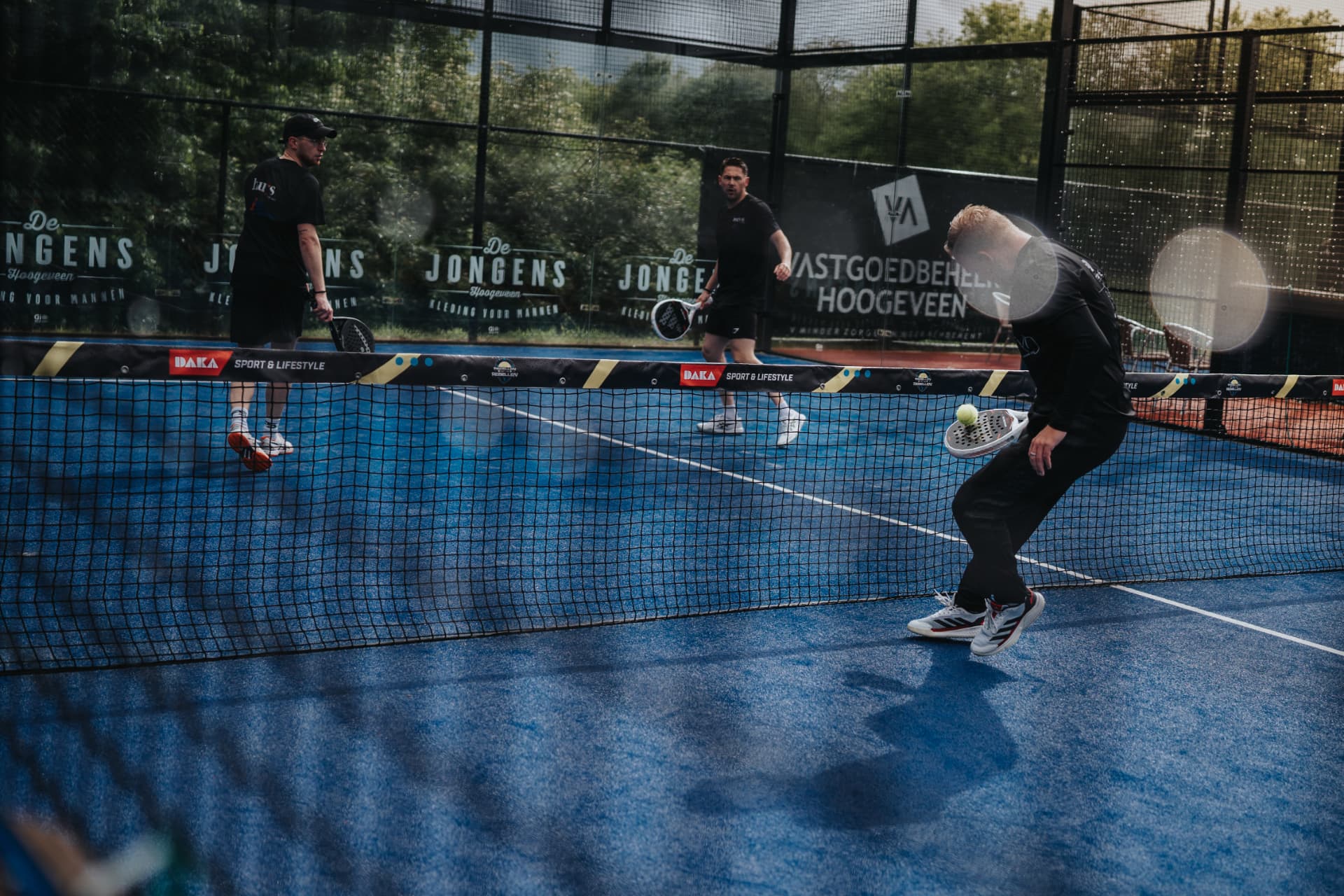 Dubbelpartij padel tijdens een editie van Padellen met de Rebellen in Hoogeveen