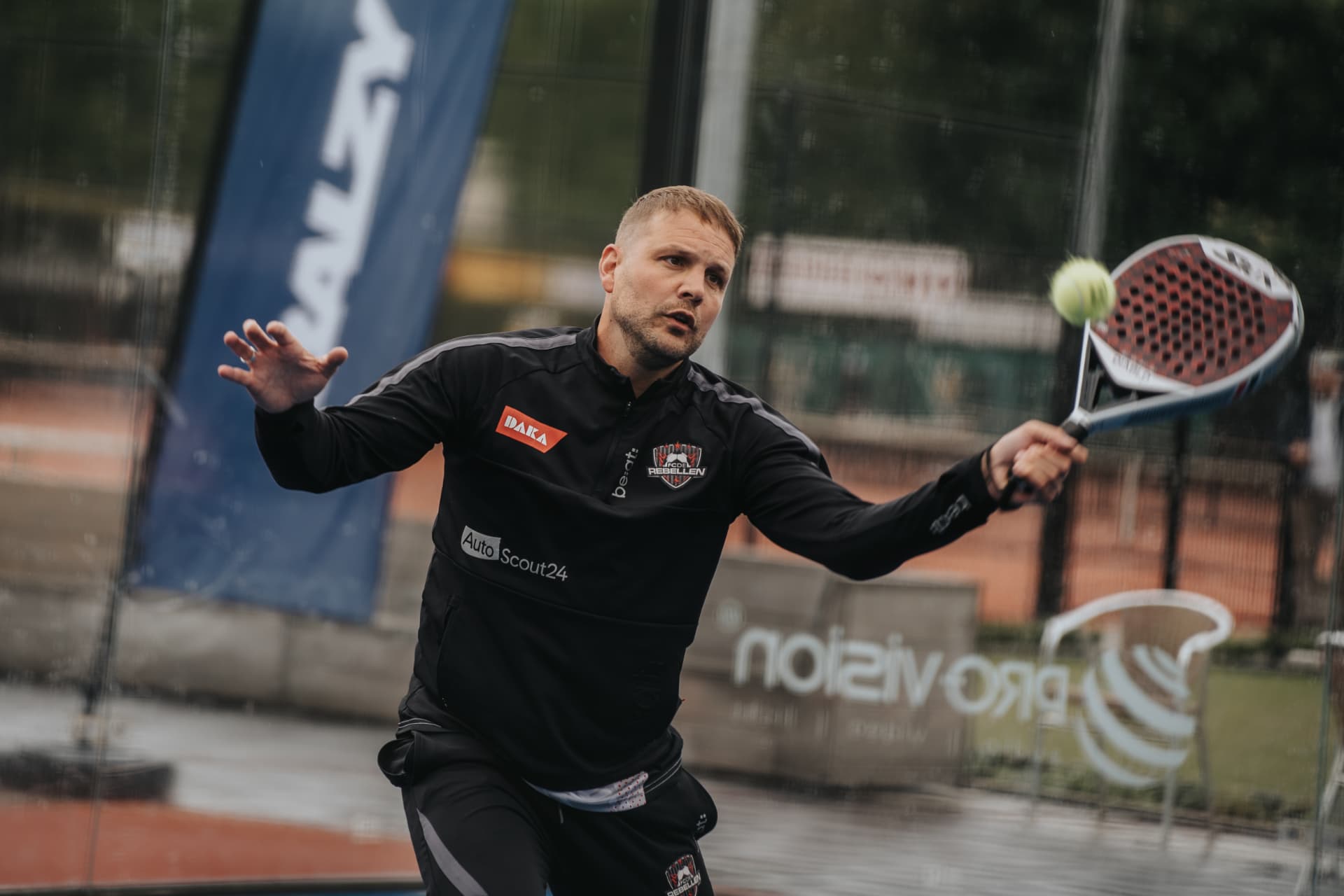 Rebel slaat een forehand met de bal vlak voor het racket