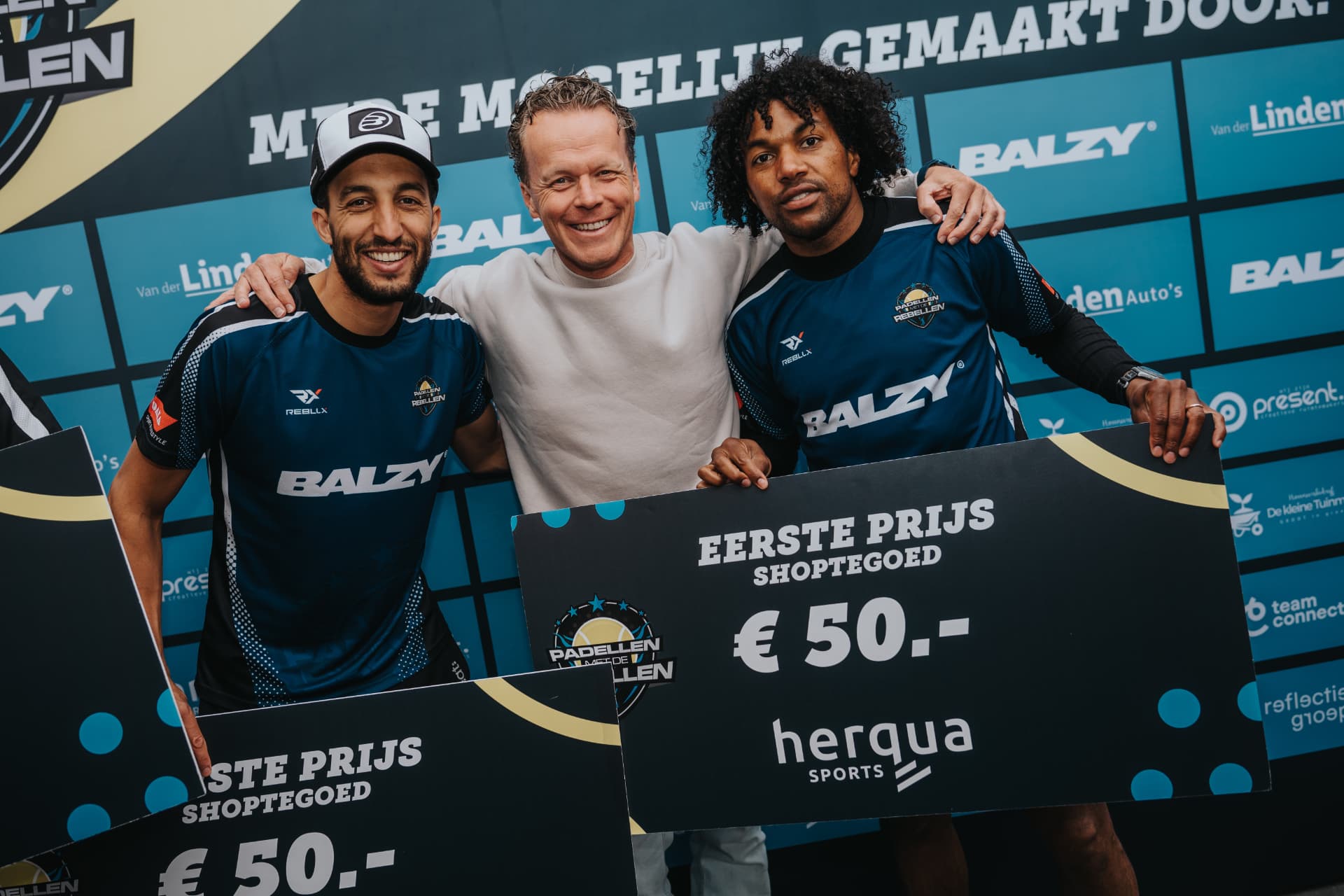 Winnaars met hun cheques voor de eerste prijs tijdens de prijsuitreiking