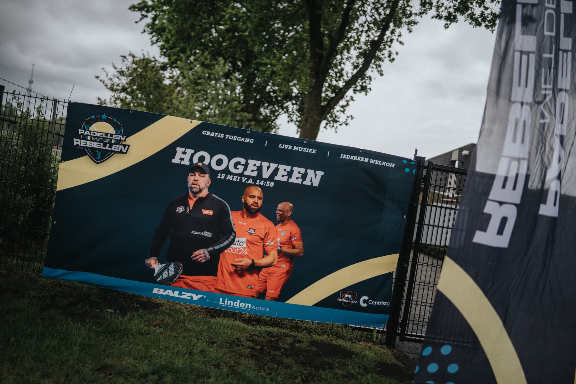 Spandoek langs het hek met de aankondiging van het event in Hoogeveen