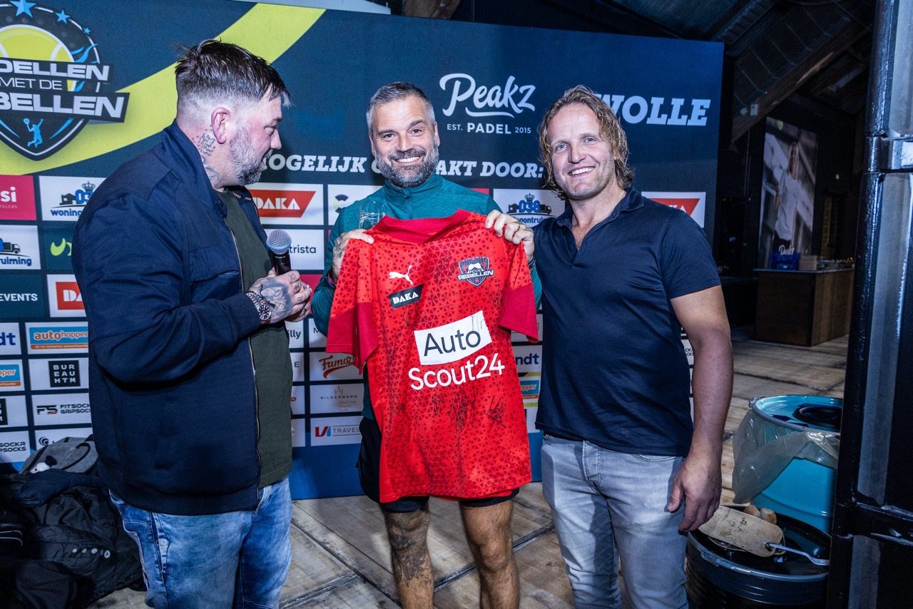 Gesigneerd shirt wordt uitgereikt tijdens de prijsuitreiking in Zwolle