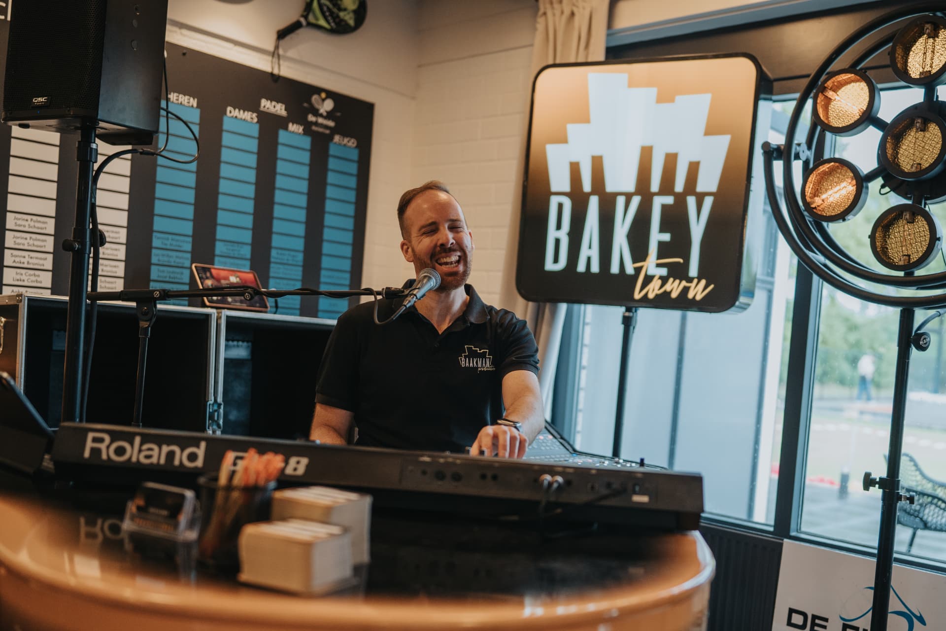 Zanger achter het keyboard van de band Bakey Town tijdens het optreden op het event