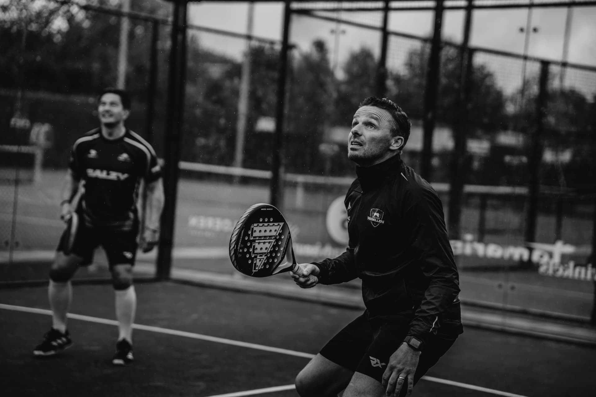 Zwart-witfoto van een speler die uithaalt tijdens een rally