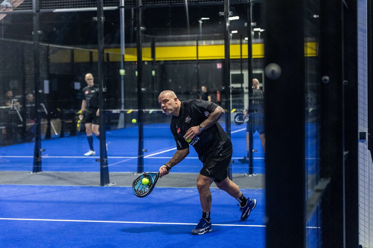 Rebel serveert op de blauwe padelbaan in Zwolle