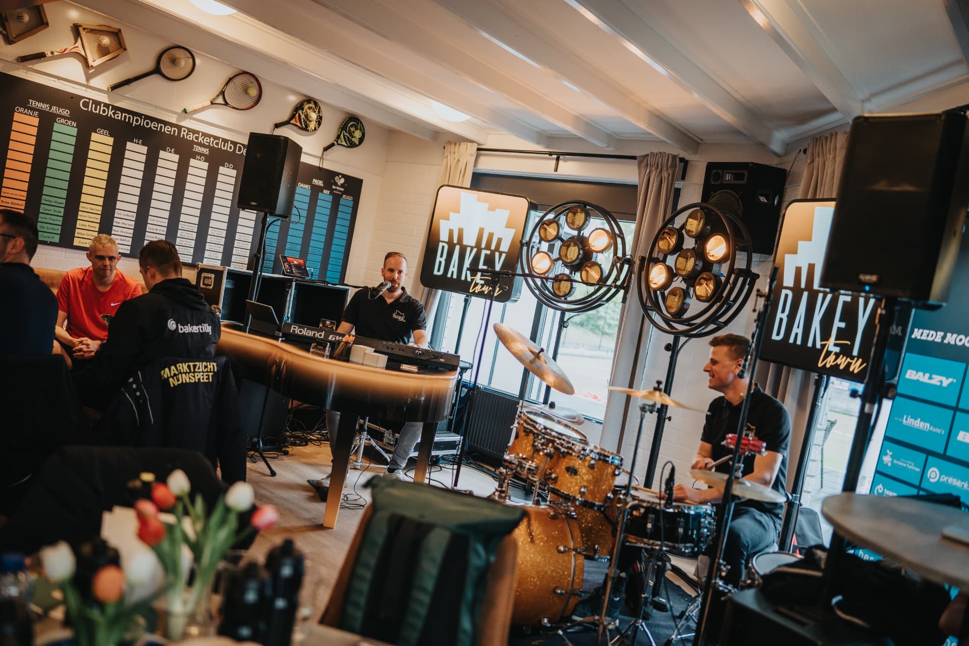 Het volledige duo van Bakey Town speelt live in het clubhuis vol gasten