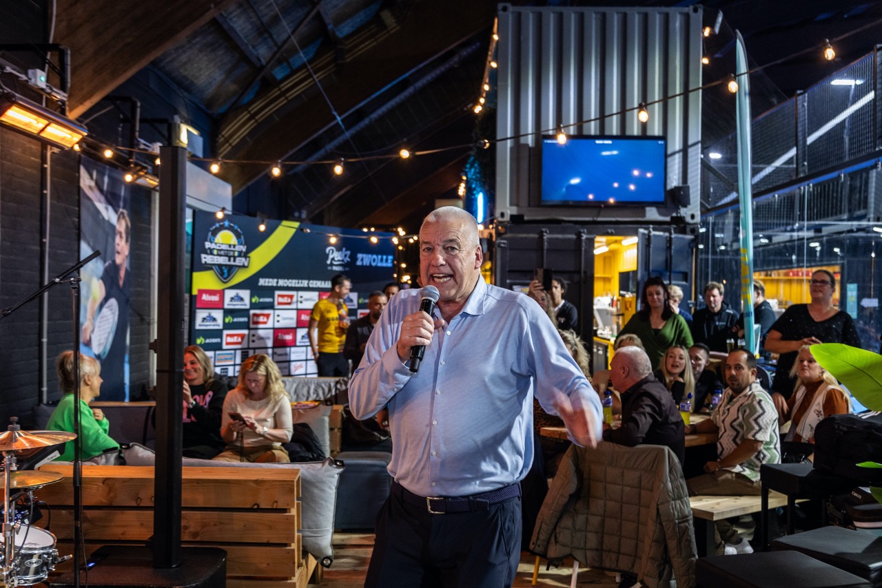 Presentator met microfoon tijdens het feest in Zwolle