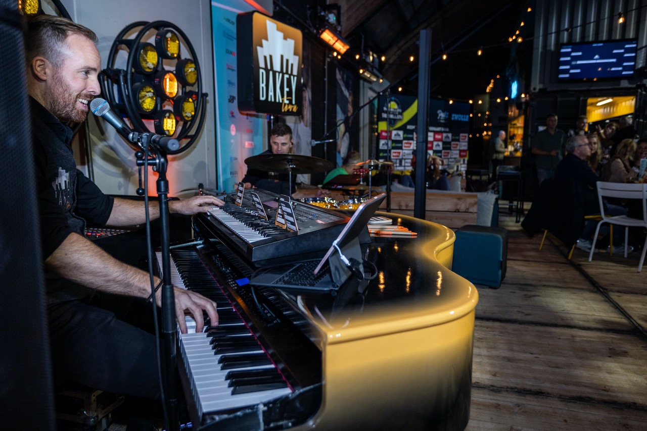 Live band speelt tijdens de eerste editie in Zwolle